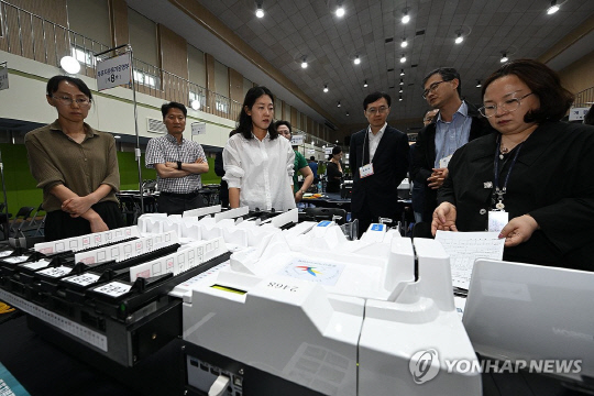 2일 서울 용산구 신광여고에 마련된 개표소에서 오민석 서울시선관위원장이 투표지 분류기 최종 모의시험을 점검하고 있다(공동취재). 연합뉴스